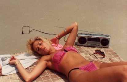 solar radio harnesses energy from the sun beating down on the beach, just plug it into the sand!